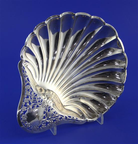 An Edwardian silver shell shaped bonbon dish, 7.5 oz.